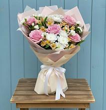 Букет цветов из:  Гвоздики, Орхидеи и Розы в Учкекен