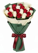 Букет Микс из красных и белых роз в Учкекен