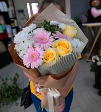 Букет цветов из:  Герберы, Розы и Хризантемы в Учкекен