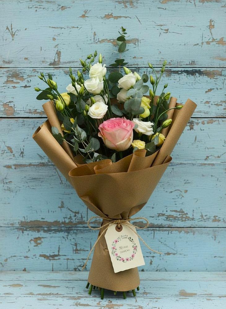 Букет цветов из: Розы и Лизиантусы в Учкекен