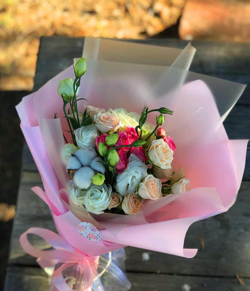 Букет цветов из: Розы и Лизиантусы в Учкекен