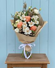 Букет цветов из:  Альстромерии, Лизиантусы, Розы и Хризантемы в Учкекен