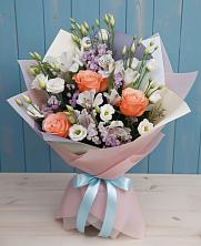 Букет цветов из:  Лизиантусы, Розы, Альстромерии и Гипсофила в Учкекен