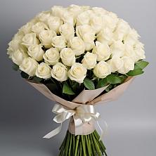Букет 101 беля роза Белоснежка в Учкекен