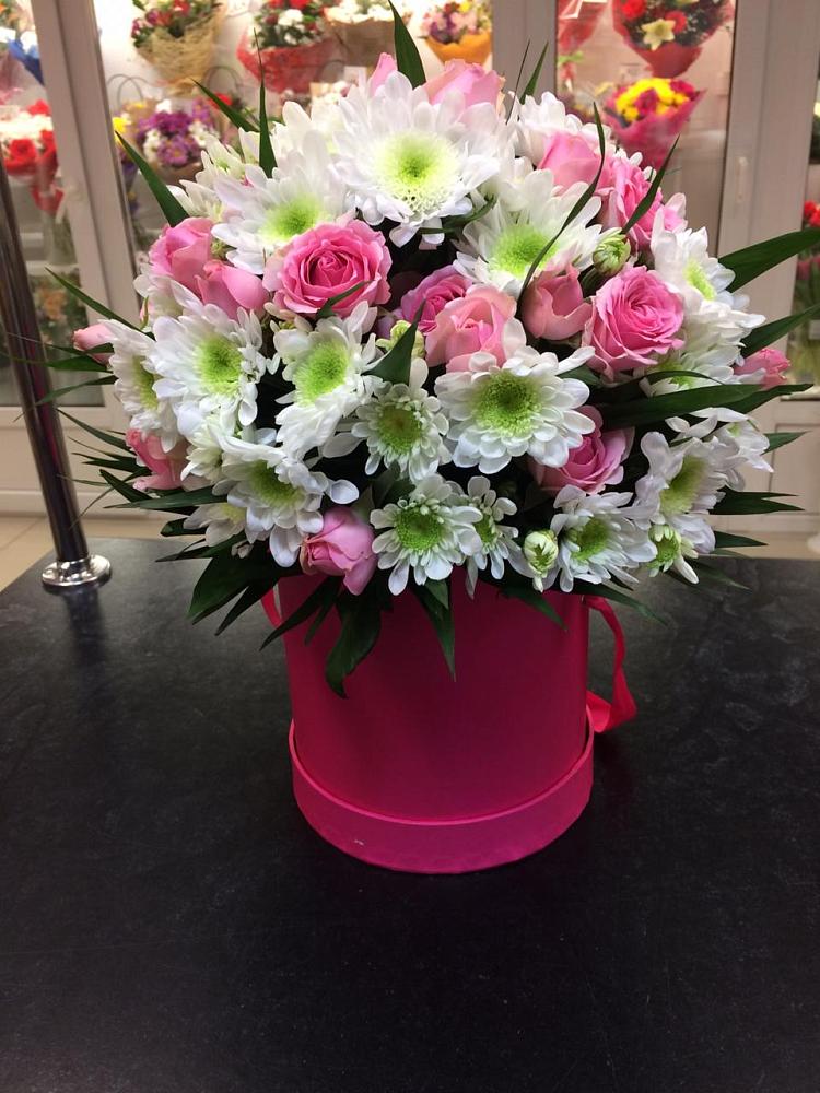 Цветочная композиция из Розы и Хризантемы в шляпной коробке в Учкекен