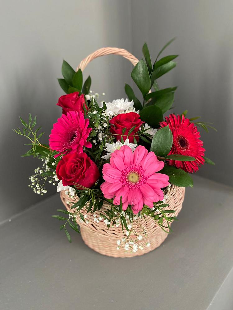 Цветочная композиция из Розы, Хризантемы и Герберы в корзине в Учкекен