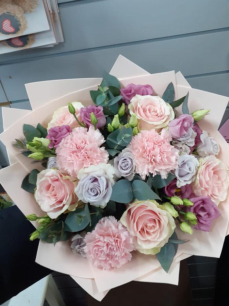 Букет цветов из: Розы, Гвоздики и Лизиантусы в Учкекен