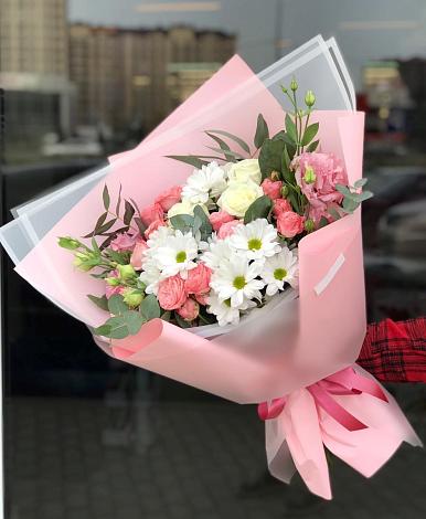 Букет цветов из: Розы, Лизиантусы и Хризантемы в Учкекен